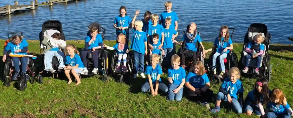 Geschwister-Kinder Gruppe am Chiemsee mit den blauen T-Shirts von Philip Julius