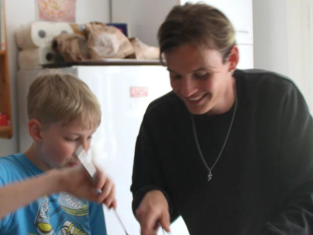 Geschwister-Kind mit Betreuer kochen zusammen 