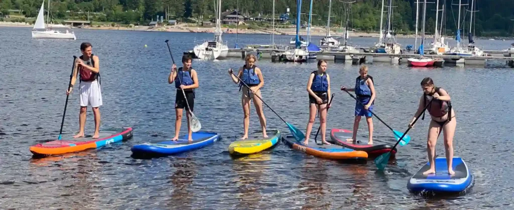 Geschwister-Kinder mit SUP auf dem Schluchsee