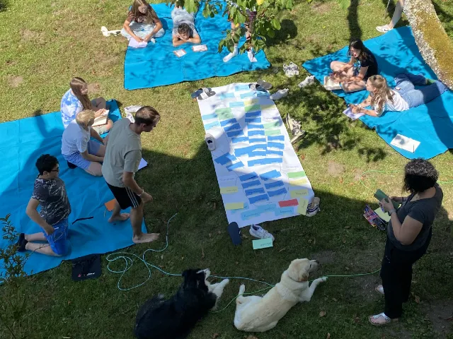 Geschwisterkinder im Garten