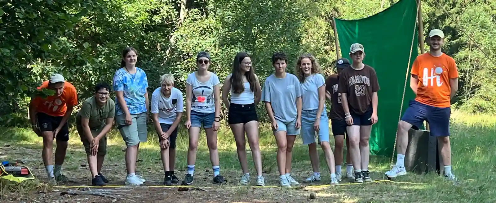 Geschwisterkinder bei Teamspielen im Wald.