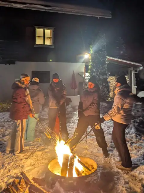 Jugendliche am Feuer 