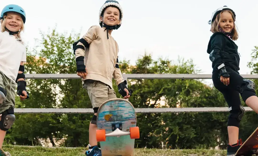 Geschwisterkinder erobern den Skatepark in Bad Vilbel            
