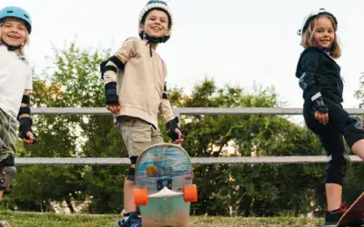 Geschwisterkinder erobern den Skatepark in Bad Vilbel            